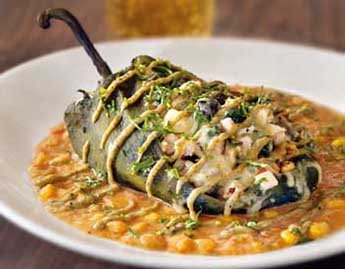 ���h�q�̃`�L���Ɠ��Ɩ�؂̋l�߂��̏Ă� FIRE-ROASTED CHILE RELLENO $12.99
